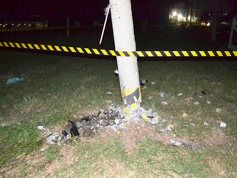 Foto 8 de 8 — Carro acerta poste e transformador despenca em cima do veículo; veja as fotos